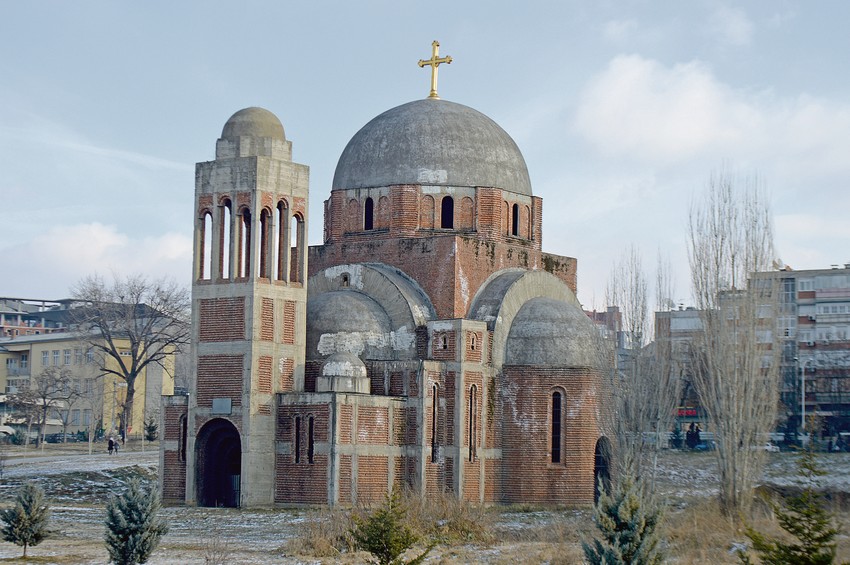 Dok sam šetao Prištinom, posebno je tužan detalj bila nedovršena pravoslavna crkva koju sam zatekao u srcu grada. Stoji prazna od 1999.