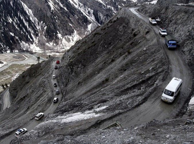 Odśnieżanie drogi w Himalajach