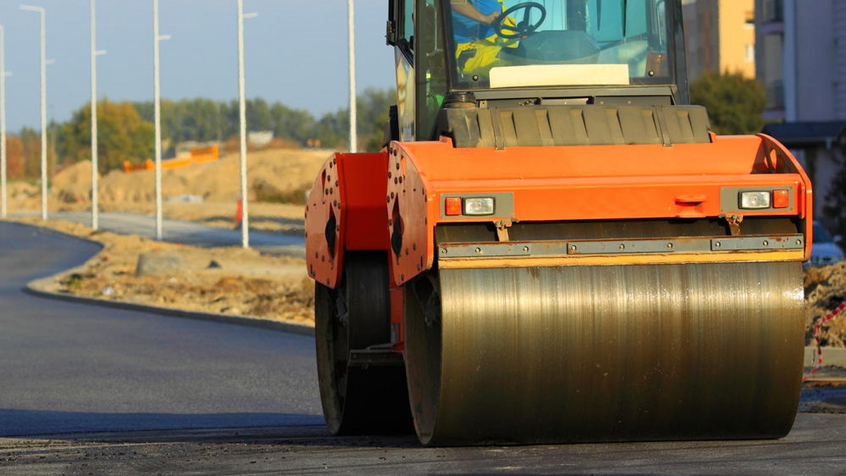 Drogowcy myśleli, że przez śnieg i mróz przerwą prace w listopadzie i w grudniu. Tymczasem na najważniejszych odcinkach autostrad i dróg robota wre. Jest szansa, że wykonawcy oddadzą trasy w terminie, twierdzi „Metro”.