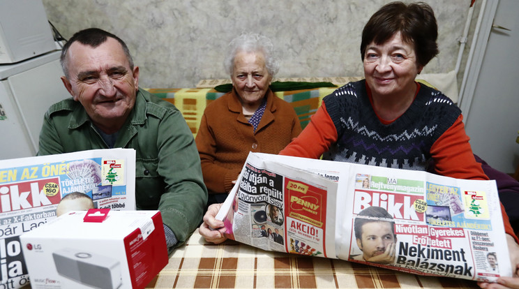 Vilhelm Imre(66) egy hangszórót
 nyert, aminek felesége, Irén(66)
 és anyósa, Juliska néni is örült /Fotó: Fuszek Gábor