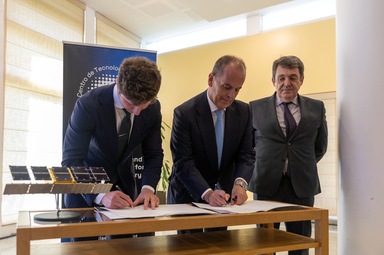 Rafał Modrzewski CEO i współtwórca ICEYE oraz João Rebelo przewodniczący Rady Dyrektorów CTI Aeroespacial podczas podpisywania porozumienia