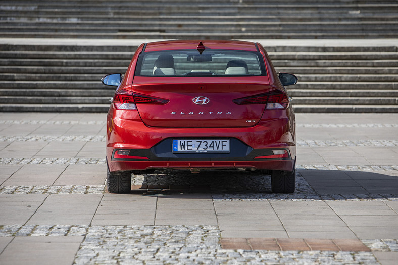  Hyundai Elantra 1.6 MPI 6AT - sedan w stylu azjatyckim