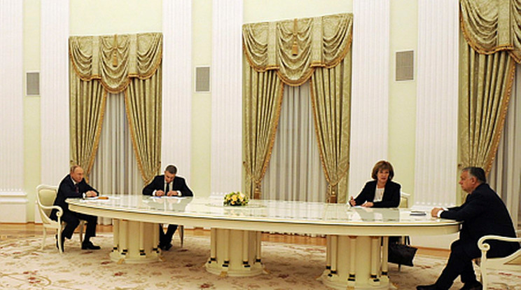 A Kreml által közreadott képen Vlagyimir Putyin orosz elnök (b) és Orbán Viktor miniszterelnök (j) tárgyalása Moszkvában 2022. február 1-jén/ Fotó: MTI/Kreml