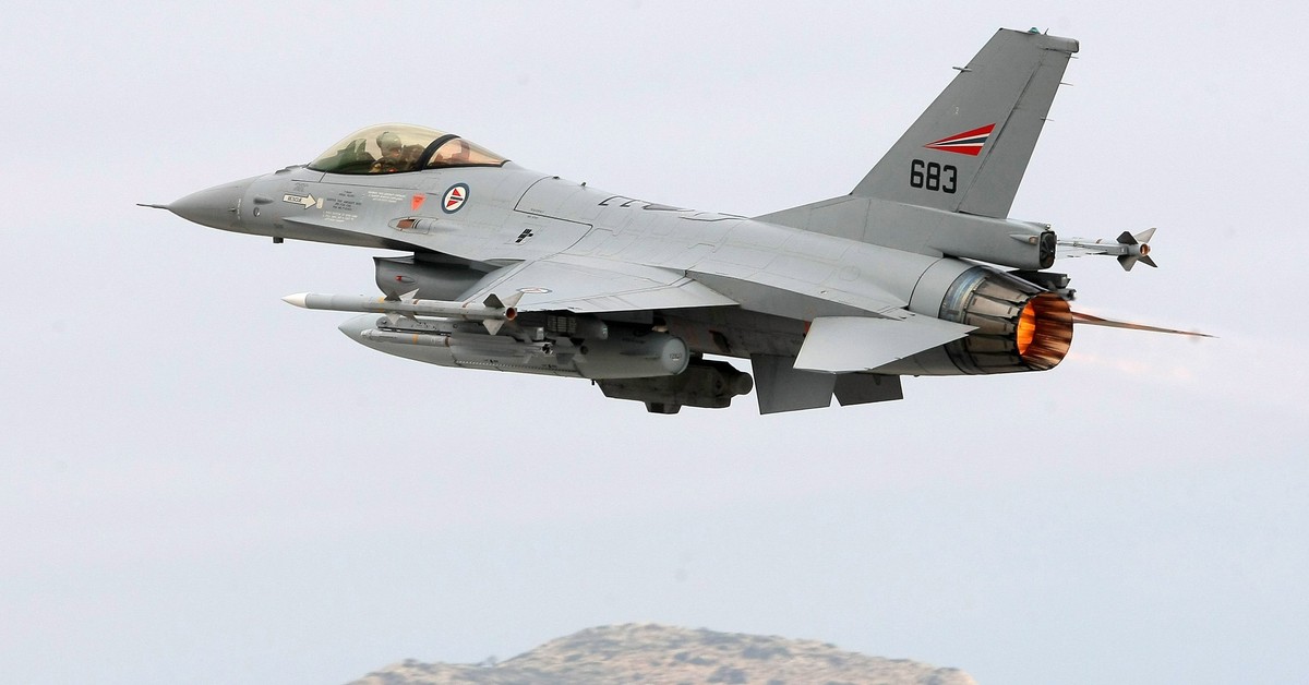 Obiecali wysłać Ukrainie F-16. Myśliwce utknęły w europejskiej bazie