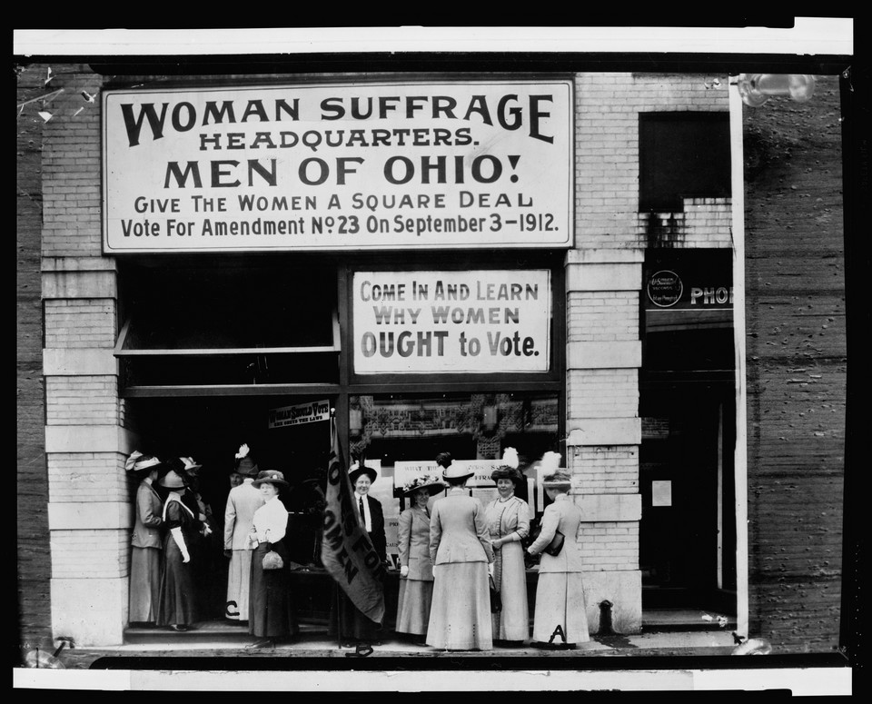 Kwatera główna sufrażystek w Cleveland, w stanie Ohio: (po prawej): panna Belle Sherwin z Krajowej Ligi Wyborców Kobiet, Florence E. Allen (z flagą (B)) i pani Macolm McBride). Zdjęcie z 1912 r.