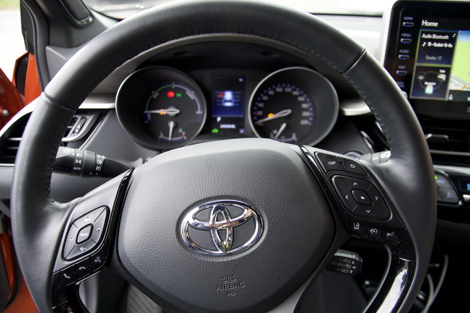 Mimo wielu nowoczesnych technologii i systemów, Toyota C-HR pozostaje dość analogowa - nie przytłacza użytkownika skomplikowanym interfejsem. 