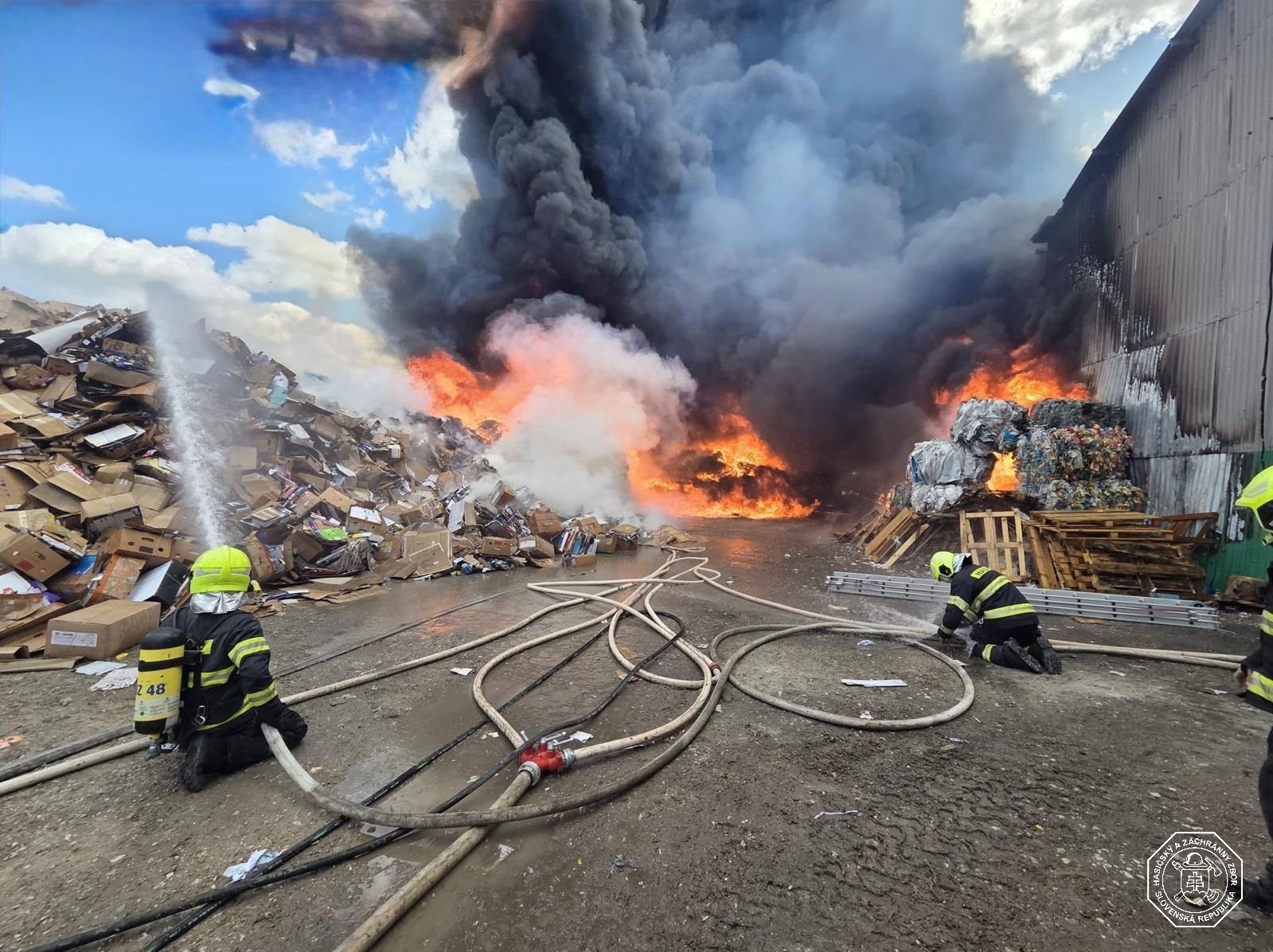 V obci Bajč v okrese Komárno vypukol požiar triedičky odpadu. 