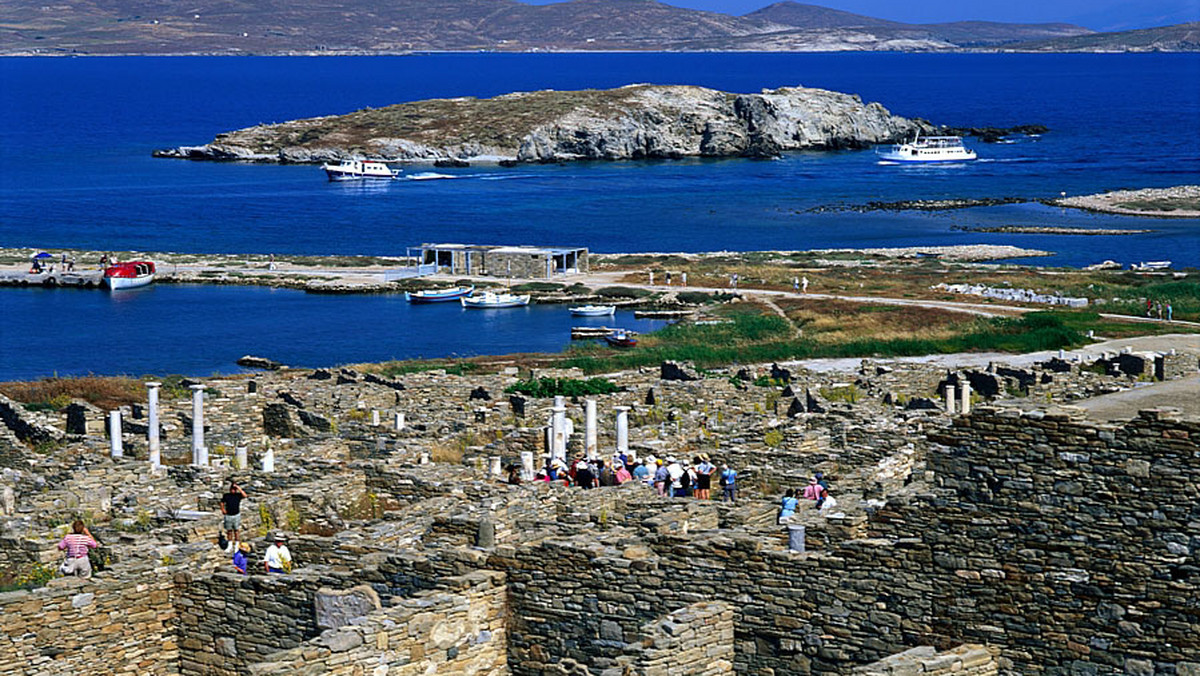 Pogrążona w długach Grecja upatruje szansy na uratowanie gospodarki w turystach. Ale żeby ich przyciągnąć, musi zaproponować im coś więcej, niż tylko wypoczynek na plaży.