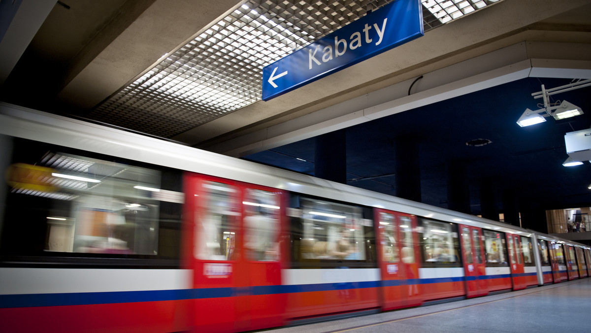 Pociągi podziemnej kolejki będą kursować jedynie między stacjami Młociny i Politechnika. Na Kabaty pasażerowie będą mogli dojechać tylko autobusem zastępczym. Tak będzie w nocy z piątku na sobotę. W tym czasie w I linii metra wymieniane będą szyny. Kolejne utrudnienia planowane są za tydzień.