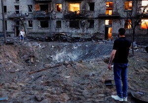 Eksplozija je napravila krater pored bombardovanih zgrada u Kijevu | Foto: Reuters