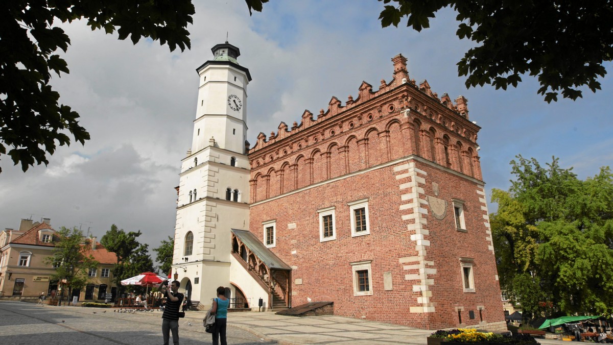 Władze Sandomierza (Świętokrzyskie) zachęcają turystów do odwiedzania miasta, które od kilku dni usuwa skutki ulewy. Jak napisano w komunikacie zamieszczonym na stronie internetowej magistratu, zabytki na Starym Mieście nie są zagrożone i można je bezpiecznie zwiedzać.