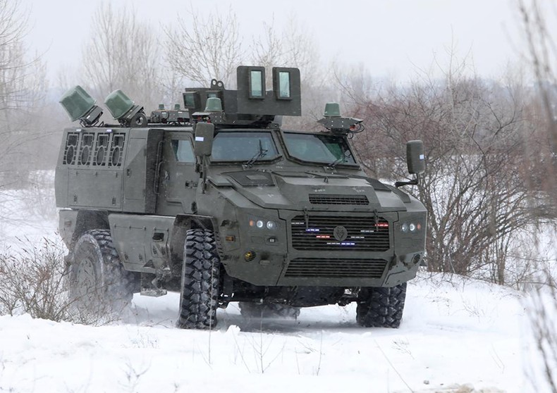 The vehicle is a specially adapted variant of the Mbombe 4 platform, developed in partnership by Paramount Greece and Ukraine’s MAC HUB.