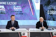 Warszawa, 26.10.2021. Wicepremier, przewodniczący Komitetu Rady Ministrów ds. Bezpieczeństwa Narodowego i Spraw Obronnych Jarosław Kaczyński (P) oraz minister obrony narodowej Mariusz Błaszczak (L) podczas konferencji prasowej w Warszawie, 26 bm. Podczas spotkania politycy zaprezentowali założenia nowej ustawy o obronie ojczyzny. Projektowana ustawa kompleksowo uporządkuje przepisy dotyczące Sił Zbrojnych, zastępując kilkanaście aktów prawnych w tym m.in. ustawę z 1967 roku o powszechnym obowiązku obrony. (mr) PAP/Wojciech Olkuśnik