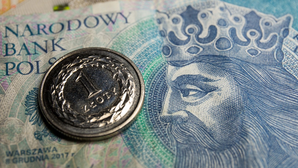 Złoty osłabia się w stosunku do dolara i euro