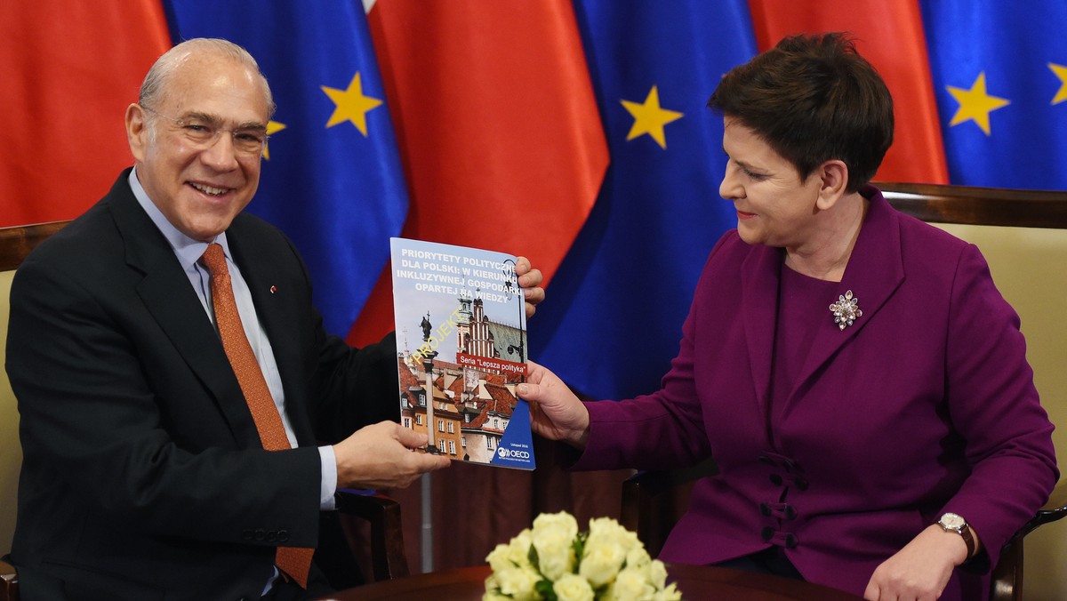 Premier Beata Szydło rozmawiała w piątek z sekretarzem generalnym OECD Angelem Gurrią o znaczeniu członkostwa Polski w tej organizacji - poinformowała Kancelaria Premiera. Z Gurrią rozmawiał też marszałek Sejmu Marek Kuchciński.