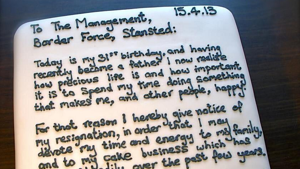 Chris Holmes, pracownik straży granicznej lotniska Stansted pod Londynem, upiekł swój „list rezygnacyjny”. Wręczył go w dniu swoich 31. urodzin.