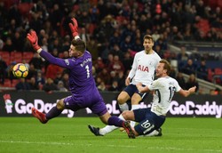 Liga angielska: Drużyna Fabiańskiego lepsza od zespołu Krychowiaka. Sensacyjna porażka Chelsea [WIDEO]