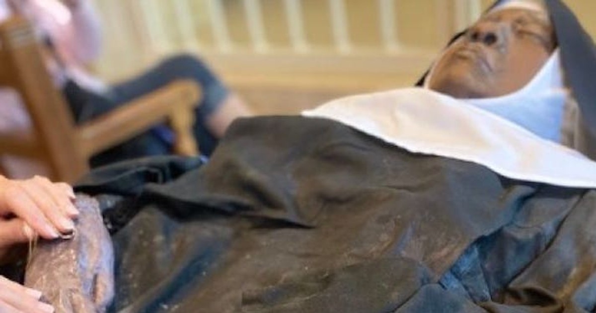 A Missouri nun's body seems intact 4 years after she was buried. Pilgrims are flocking to her