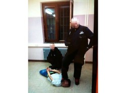 Niemieccy strażnicy torturowali uchodźców. Wyciekły ZDJĘCIA, wybuchł skandal