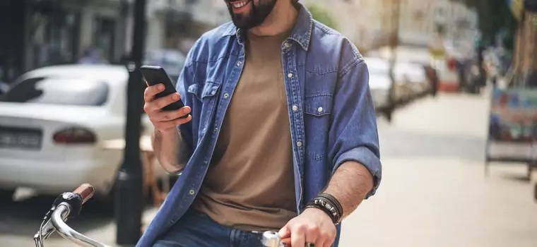 Rowerzysta był tak wpatrzony w telefon, że uderzył w szlaban