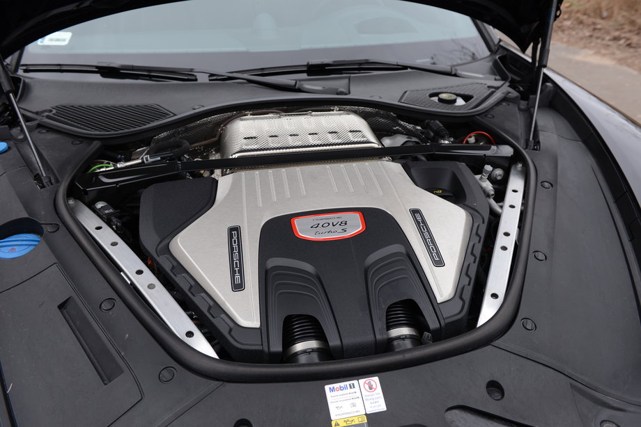 Porsche Panamera Turbo S ma pod maską 4-litrowe V8 z turbodoładowaniem. Ale hybrydowa wersja tego modelu nadal jest dostępna.