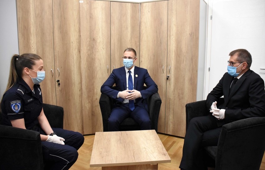 Ministar Stefanović u razgovoru sa policajkom