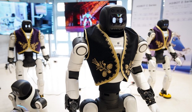 Aleksandar Vučić na prezentaciji robota kompanije AGIBOT