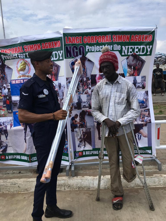Ghanaian policeman praised for fixing broken traffic light with his own money and helping the disabled