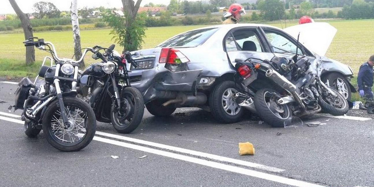 Motocykliści jechali na wesele. W kolumnę uderzyło auto!