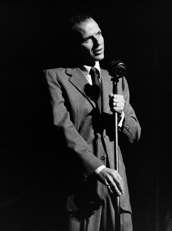 Frank Sinatra na scenie (zdjęcie niedatowane)