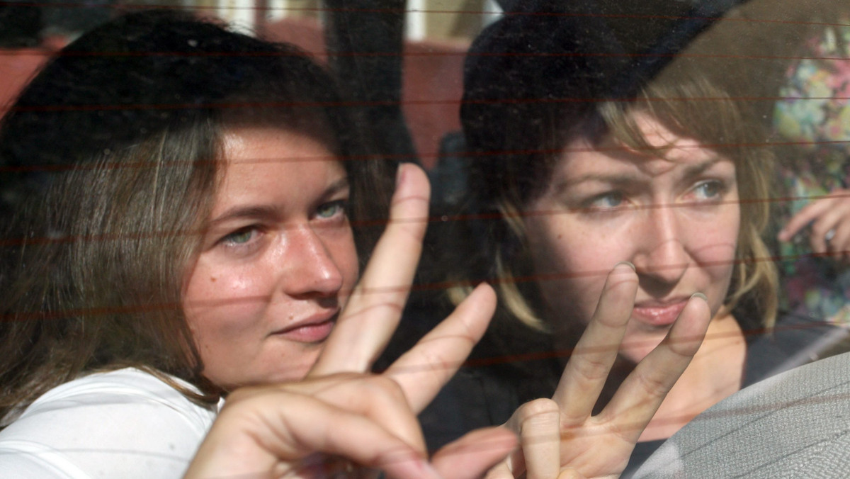 Dwie białoruskie dziennikarki skazano na grzywny za fotografowanie się z pluszowym misiem na znak solidarności z oskarżonym studentem dziennikarstwa, który jako pierwszy zamieścił w internecie zdjęcia misiów zrzuconych nad Białorusią przez Szwedów.