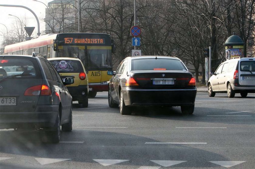 SKANDAL! Minister jeździ pod prąd. FOTO