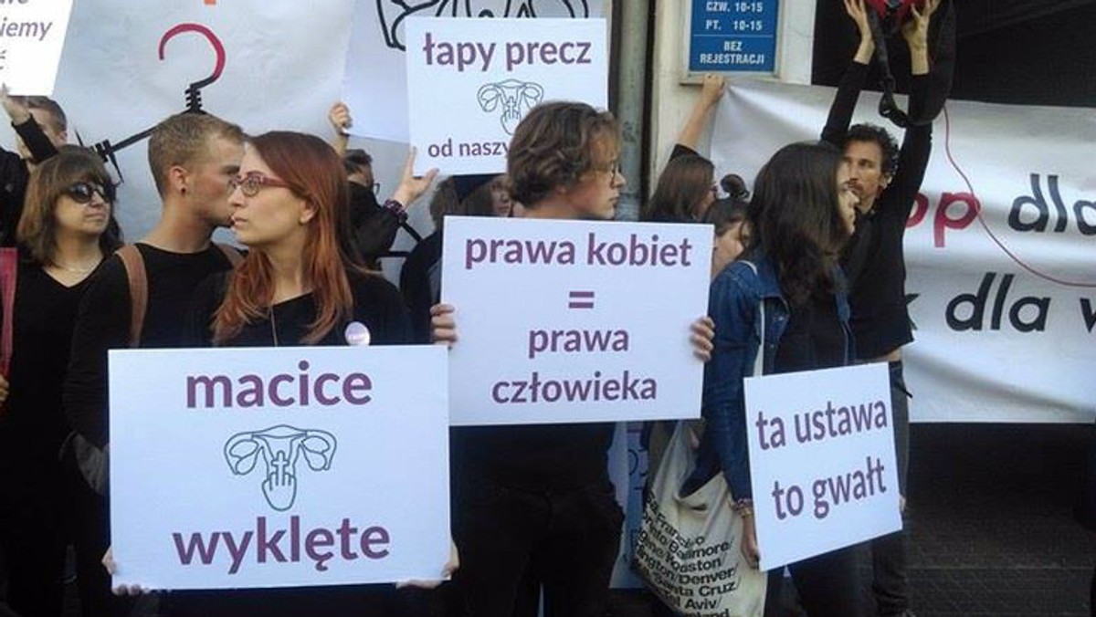 Kobiety nie składają parasolek w Poznaniu - 24 października zachęcają do udziału w kolejnym proteście na placu Adama Mickiewicza. Tym razem za demonstracją stoją osoby, które spotkały się na poprzednim "czarnym proteście" i chcą dać rządowi następną czerwoną kartkę. - Nie godzimy się na to, w jakim kierunku obecnie zmierza państwo - mówi Onetowi Katarzyna Owsianna, jedna z organizatorek.