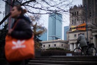 GUS: Bieżący wskaźnik ufności konsumenckiej spadł do -30,3 pkt w marcu