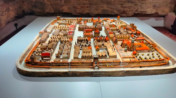 W podziemiach ratusza szczególną uwagę przyciąga makieta dawnego Strzelina, odtworzona na podstawie grafik Wernera oraz granitowy kartusz herbowy z 1619 roku. 