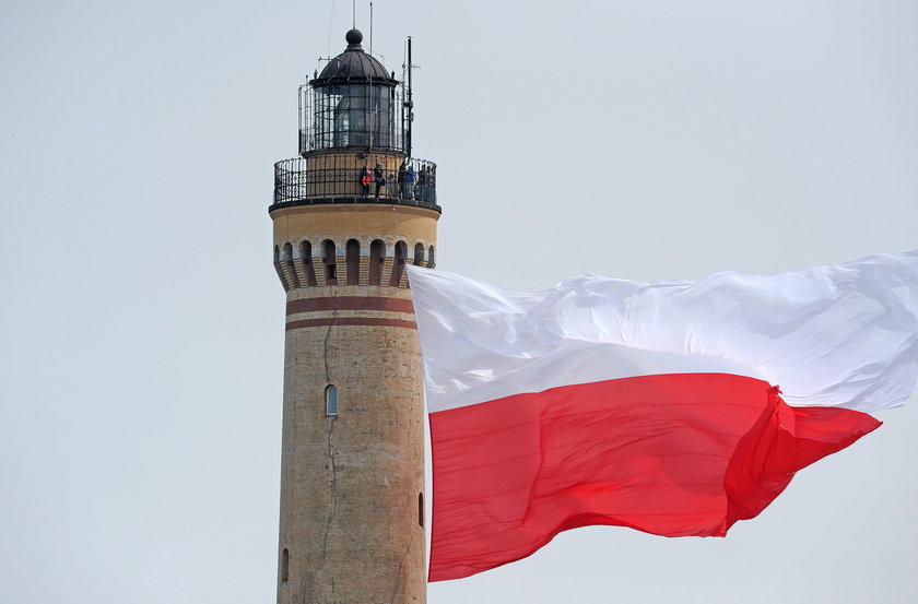 Gigantyczna flaga Polski załopotała na latarni