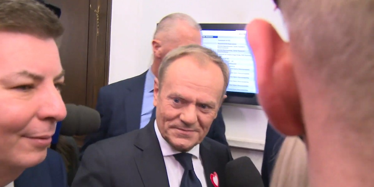 Zapytany na sejmowym korytarzu, Donald Tusk nie miał wiele do powiedzenia o swej obietnicy sprzed roku.