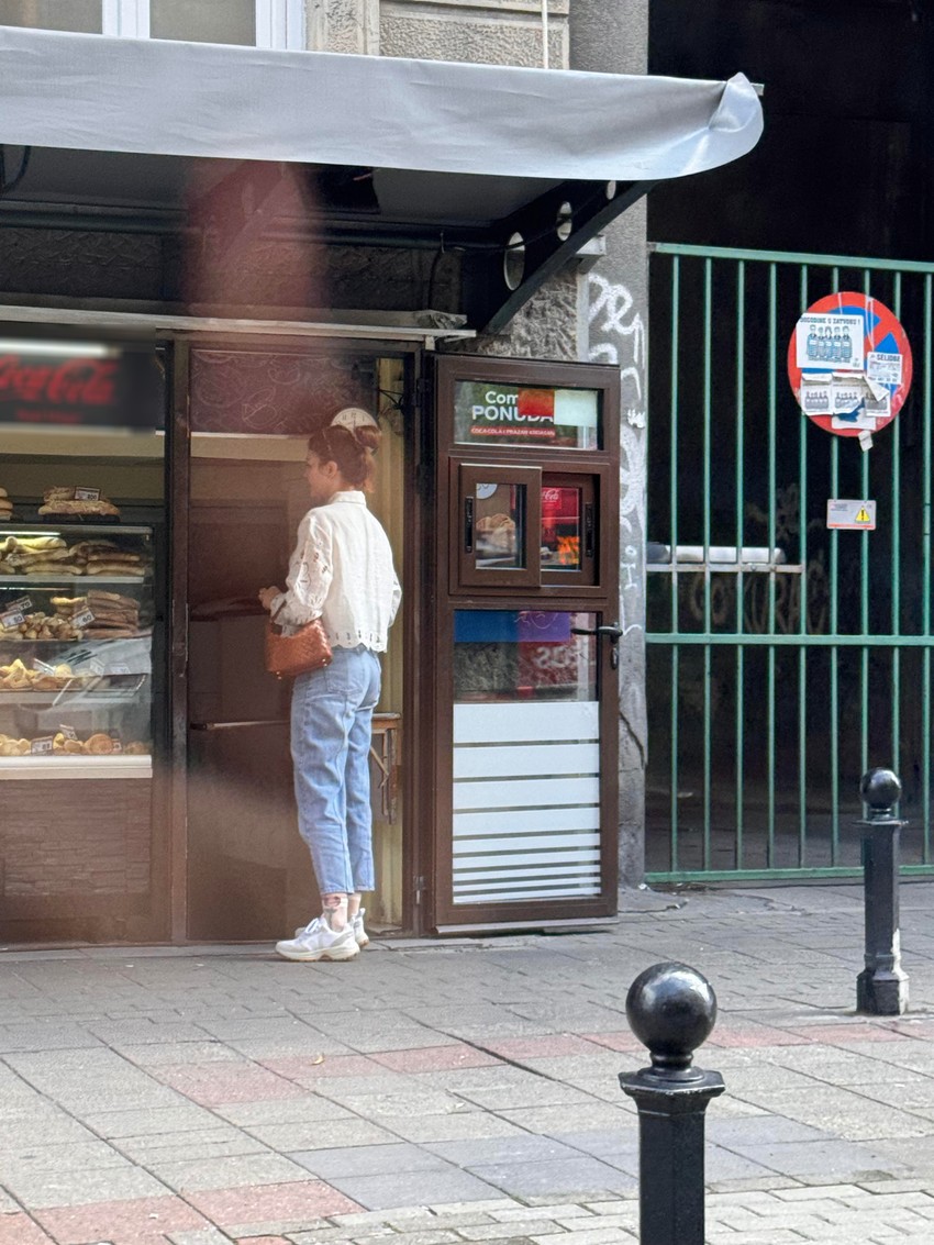 Nina Janković kupuje u pekari