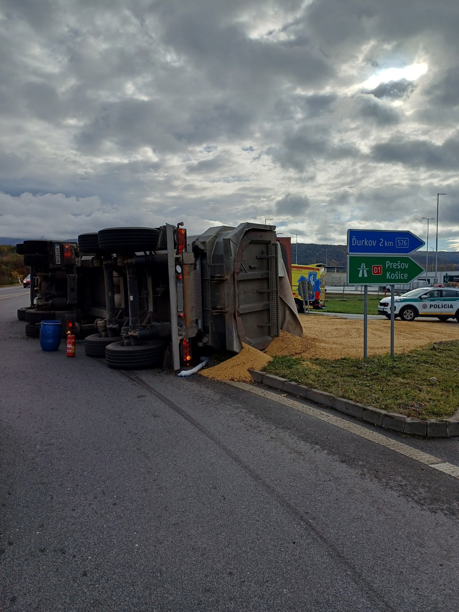 Pri Bidovciach sa prevrátil kamión.