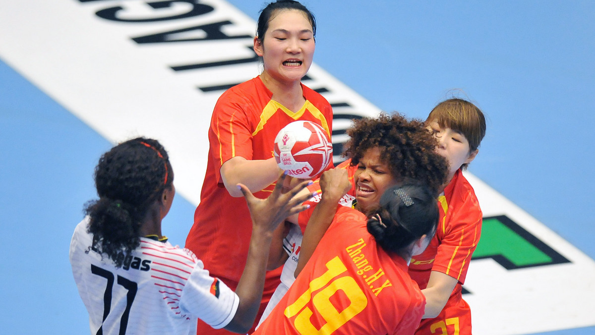 Piłkarki ręczne reprezentacji Angoli awansowały do 1/8 finału mistrzostw świata w Danii. W ostatniej kolejce fazy grupowej pokonały Chinki 32:29 (15:11). Trzecia drużyna Afryki w walce o ćwierćfinał zmierzy się z najlepszym zespołem z grupy A.