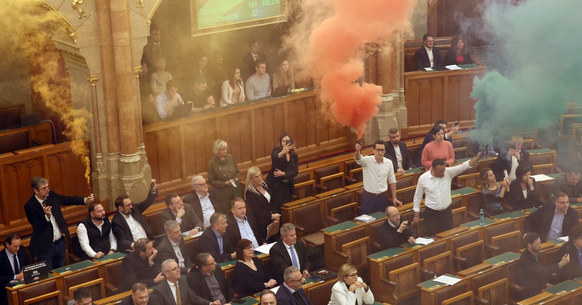 Megszavazták a képviselők kitiltását a Parlamentből