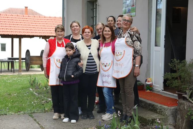 Rada Kalajdžić sa članicama Udruženja "Evgenija"