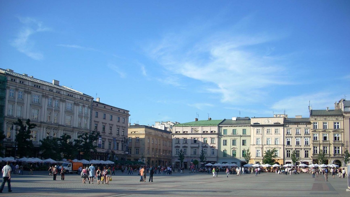 Na Rynku Głównym w Krakowie rozpędzona dorożka w pełnym galopie uderzyła w ogródek kawiarniany.