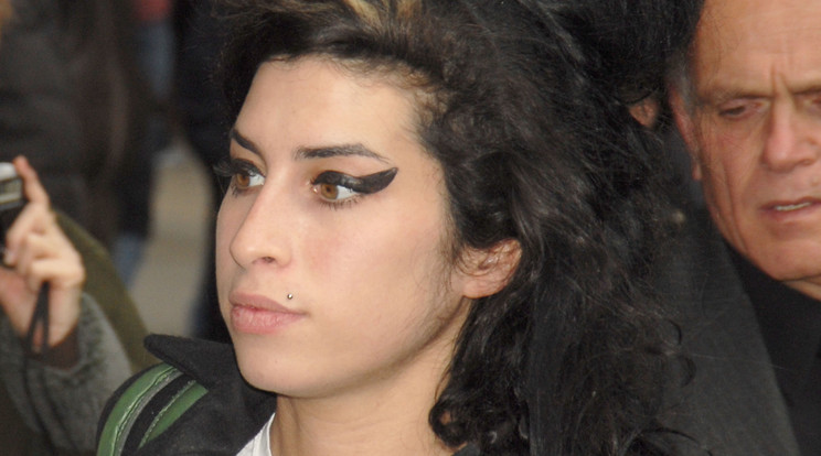 Amy Winehouse elismerést kapott a Hírességek Sétányán Camdenben. /Fotó: NorthFoto