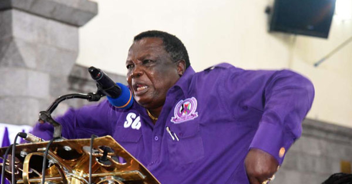 Shenzi Furious Cotu boss Francis Atwoli slams his phone on the floor
