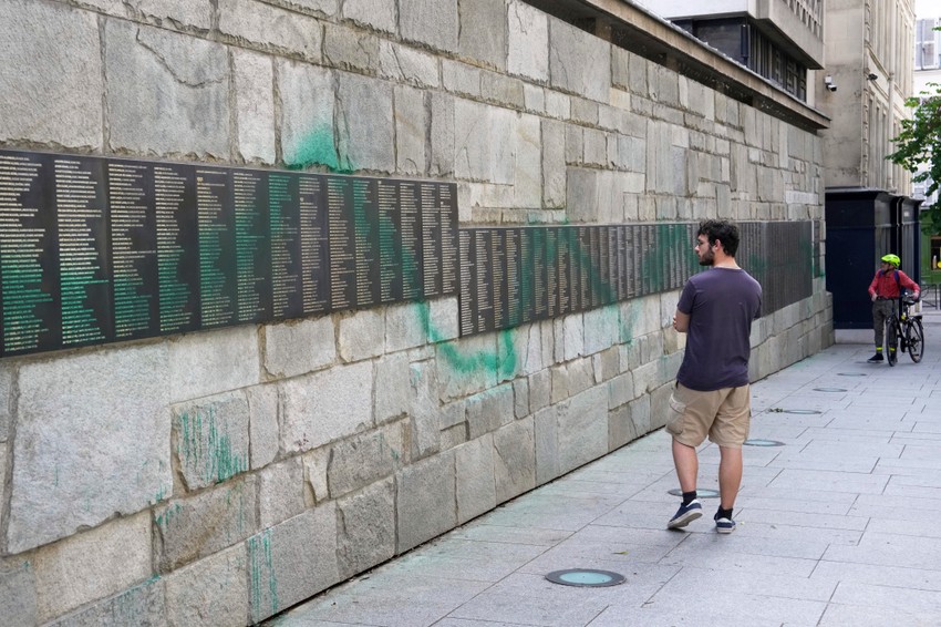 Pet jevrejskih institucija u Parizu poprskano zelenom farbom