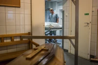 "Śmierć to moja koleżanka". Styka się z nią codziennie od 26 lat i mówi, kiedy na twarzach zmarłych pojawia się lęk