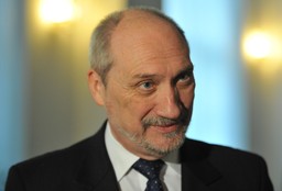 Macierewicz nie ustępuje; samolot nie uderzył w drzewo