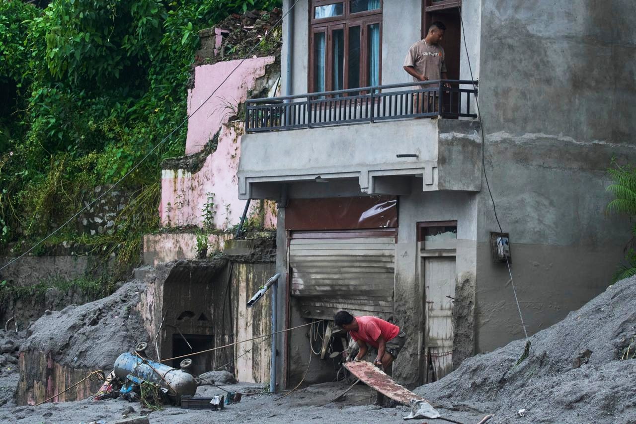 Pohraničnú oblasť medzi Nepálom a Tibetom postihla prívalová povodeň a zosuv.