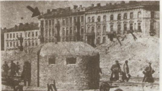 Powstanie w getcie. Strzałka wskazuje miejsce w którym powiewały dwie flagi - polska i żydowska